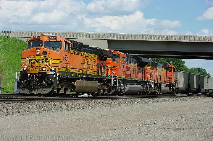 BNSF 5604 at Watts.jpg